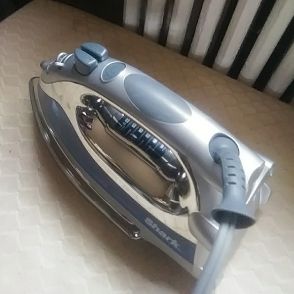 Shark vertical steam iron - Picture 3 of 4